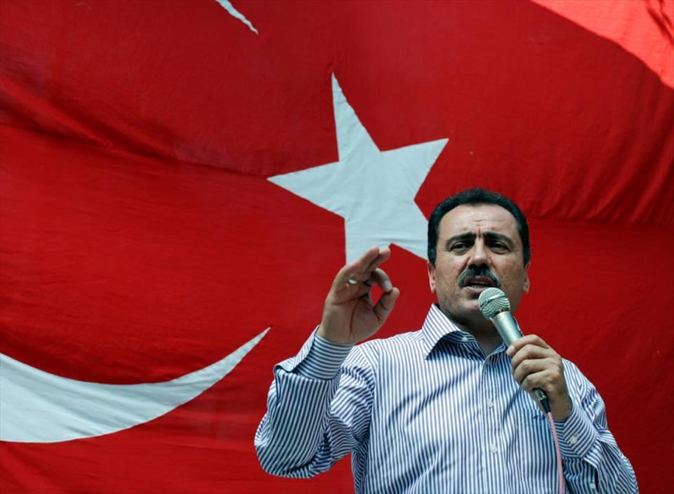 <p>Dönemin BBP Genel Başkanı ve Sivas Milletvekili Yazıcıoğlu, 12 Temmuz 2008'de Sivas'ta düzenlenen bir piknikte konuşma yaptı. (Arşiv)<br />
<br />
<em>Muhsin Yazıcıoğlu'nun "Ordu gözbebeğimizdir ancak namlusunu millete çevirmiş tanka selam durmam." sözü, o dönem ve sonrasında darbelere karşı adeta simge haline geldi.</em></p>
<p> </p>