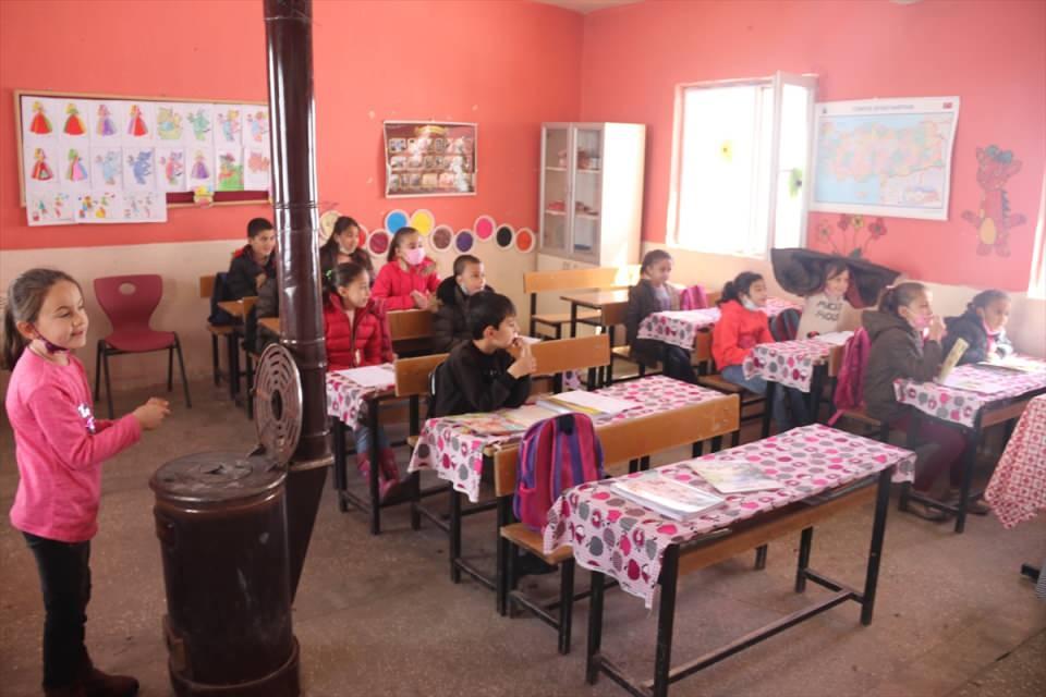 <p>Öğrenci Zelal Baran (9) ise öğretmeni sayesinde okulda birbirinden farklı güzel etkinlikler yaptıklarını ifade etti.</p>

<p> </p>
