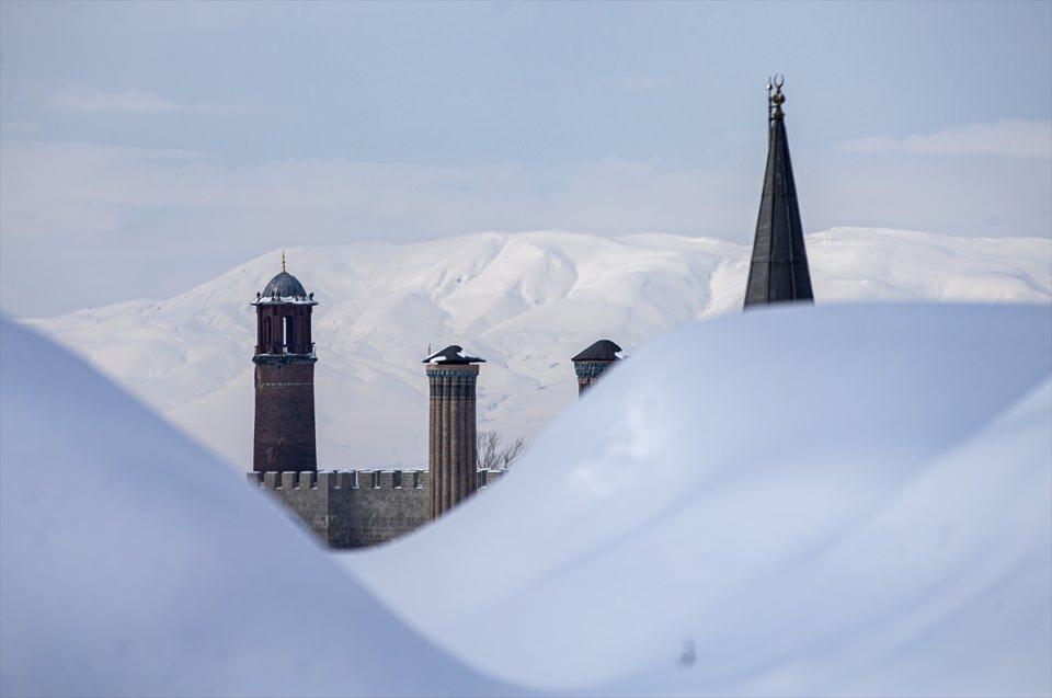 <p>Karın ardından kentteki Tarihi Çifte Minareli Medrese, Erzurum Kalesi, Üç Kümbetler, Yakutiye Medresesi gibi çok sayıdaki tarihi eser de beyaz örtüyle kaplandı.</p>
<p> </p>
