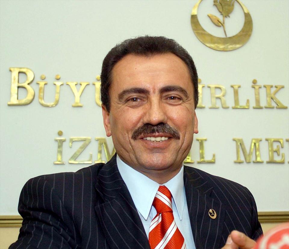 <p>Dönemin BBP Genel Başkanı Yazıcıoğlu, 24 Mayıs 2004'te İzmir İl Başkanlığı'nda basın toplantısı düzenlemişti. (Arşiv)</p>