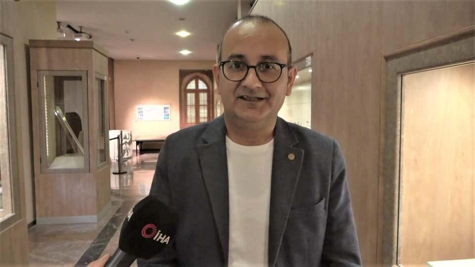<p><strong>"Daha önce görmediğimiz, benzeri olmayan bir eser"</strong><br />
<br />
Çorum Müzesi arkeologlarından Resul İbiş, 2022 yılında gerçekleştirdikleri teşhir tanzim çalışmalarında bu yıl ilk kez literatüre “Çitli bileziği” olarak geçen Hitit bileziğini ziyaretçilerin beğenisine sunduklarını söyledi. </p>
<p> </p>