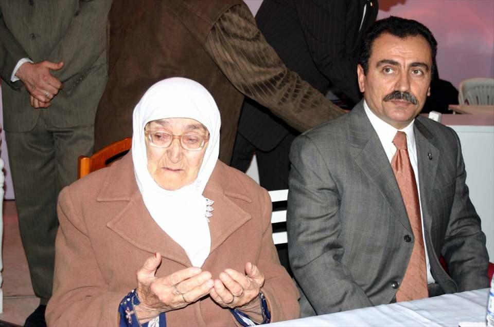 <p>Dönemin BBP Genel Başkanı Yazıcıoğlu, annesi fidan Yazıcıoğlu ile birlikte 12 Şubat 2006'da hac yemeği vermişti. (Arşiv)<br />
<br />
<em>Muhsin Yazıcıoğlu'nun şiirinde, "...Huzur dolu içimde / Ben sonsuzluğu düşünüyorum / Ey sonsuzluğun sahibi, sana ulaşmak istiyorum / Durun kapanmayın pencerelerim / Güneşimi kapatmayın / Beton çok soğuk, üşüyorum..." dizeleri yer almaktaydı.</em></p>
<p> </p>