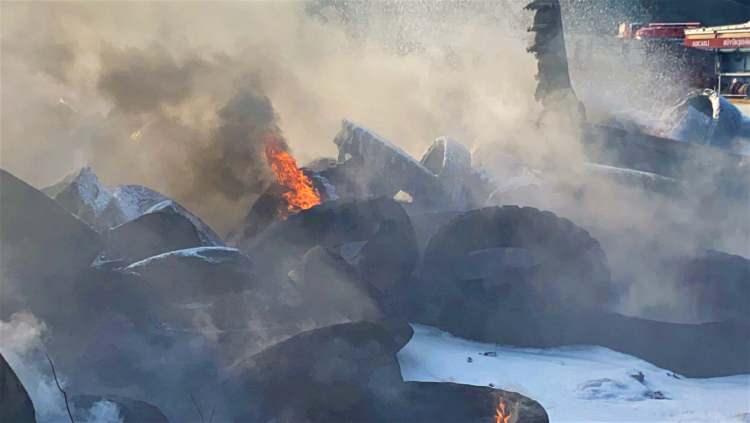 <p>Kocaeli’nin Gebze ilçesinde onlarca iş makinesi lastiği alev alev yandı. Yangın ekiplerin yoğun çabalarının ardından kontrol altına alınarak söndürüldü.</p>
