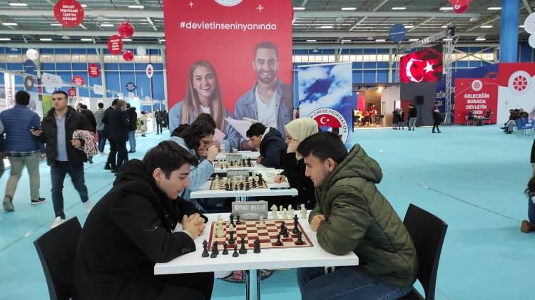 <p>Gençleri kamu kurumlarıyla bir araya getirmek amacıyla, 26-27 Mart'ta Konya TÜYAP Fuar ve Kongre Merkezi’nde gerçekleştirilen ‘Devlet Teşvikleri Tanıtım Günleri’ etkinliğine gençler yoğun ilgi gösteriyor.</p>
