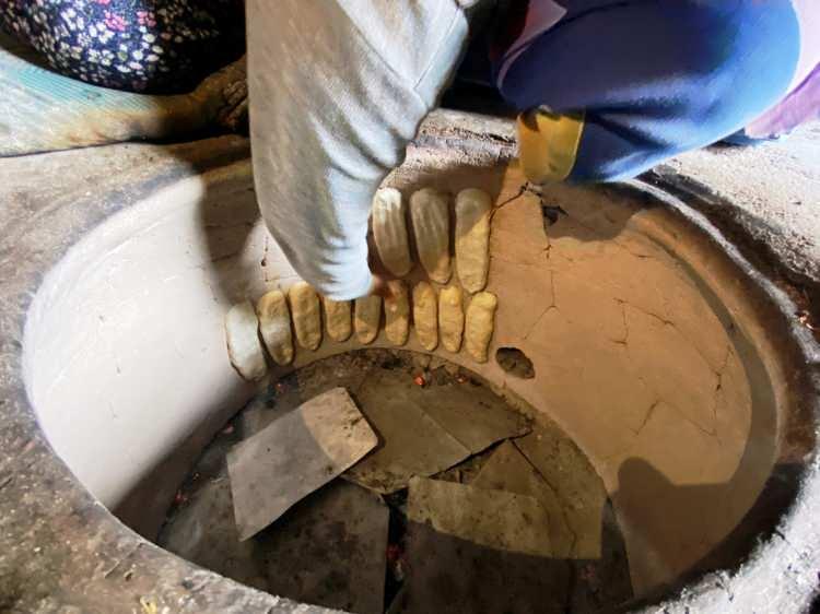 <p>Konya’da kunduracılık mesleğini bırakıp eşiyle bahçelerine kurdukları tandırda ekmek ve börek üretmeye başlayan Muhammed Ali Kalıpçı şehir dışından da sipariş alırken, çiftin oğulları ise üretilen ekmek ve börekleri iş yerlerini tek tek gezerek satıyor ve ailesine destek sağlıyor.</p>
