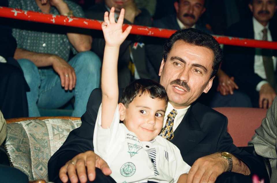 <p>Dönemin BBP Genel Başkanı Yazıcıoğlu, 15 Haziran 1997'de 3. Ankara İl Kongresi'ne oğlu Furkan Yazıcıoğlu ile birlikte katılmıştı. (Arşiv)<br />
<br />
<em>Muhsin Yazıcıoğlu, 24 Aralık 1995 erken genel seçimlerinde ANAP'la yaptıkları ittifakla yeniden Meclis'e girdi. Yazıcıoğlu, 1996'da ANAP'tan istifa ederek BBP'ye döndü.</em></p>
<p> </p>
