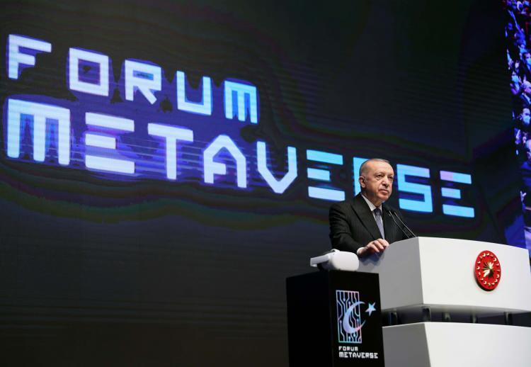 <p>Açılışında, "metaverse"ü anlatan bir film gösteriminin de yapıldığı etkinlikte, bu teknolojinin getireceği fırsatlar ve risklerle bu alanda nelerin yapılabileceği, iki ayrı oturumda ele alınacak.</p>