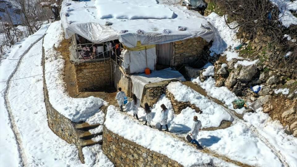 <p>Bozhan, gidilen köylerde sağlık ekiplerinin sadece aşıyla ilgili çalışma yürütmediğini, diğer hastalıklar konusunda da vatandaşlara yardımcı olduğunu dile getirerek, kronik rahatsızlıklarla ilgili şikayetler için de ekiplerin işlemler yürüttüğünü aktardı.</p>

<p>"Vatandaşlarla yüz yüze gelmek bizim için de iyi bir süreç oldu." diyen Bozhan, sabah başladıkları aşılama çalışmalarının, ulaşımın güçlükle yapıldığı yerleşim birimlerinde kimi zaman geceye kadar sürdüğünü kaydetti.</p>

<p> </p>
