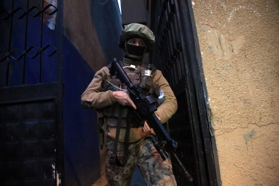 <p>Toroslar ilçesi Tozkoparan Mahallesi'ndeki adrese düzenlenen operasyonda bir şüpheli gözaltına alındı.</p>

<p> </p>
