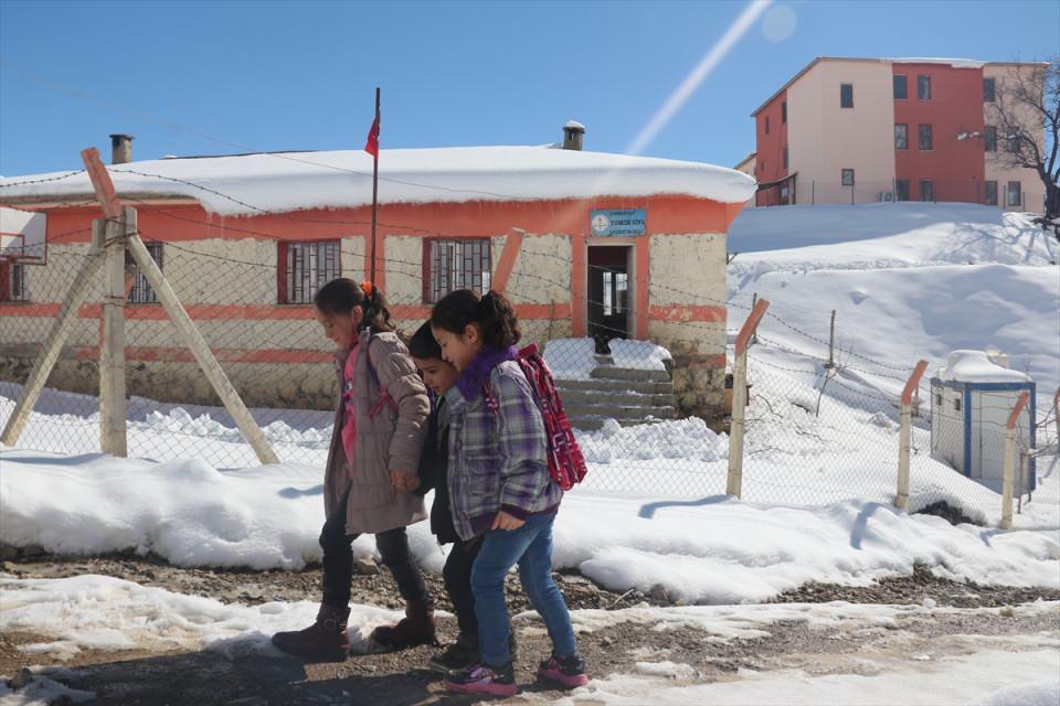 <p>Çabasıyla okulun fiziki şartlarını da düzelttiğini anlatan Yıldız, kendi imkanıyla okulu boyadığını, duvarlara resimler çizdiğini dile getirdi.</p>

<p> </p>
