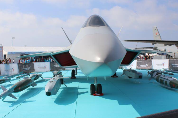 <p>MMU İÇİN YENİ MOTOR ÜZERİNDE ÇALIŞILIYOR</p>
<p> </p>
<p>Milli Muharip Uçak'ın (MMU) ilk prototipinde kullanılacak F110 motorları için alternatif bir motorun kullanımı üzerinde çalışıldığını açıklayan Savunma Sanayii Başkanı İsmail Demir, alternatif motorun projeyi olumsuz sürprizlere karşı koruyacağını ve yerli motor gelene kadar 2 prototipe güç verebileceğini belirtti.</p>
<p> </p>
