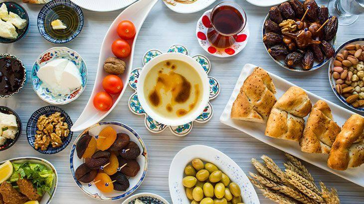 <p><span style="color:#006400"><strong>Sahurda ve iftarda tüketilmesi gereken besinlere dikkat çeken Canan Karatay, protein ağırlıklı beslenilmesi gerektiğinin altını çizdi. Karatay protein olarak da yumurta, peynir ve yoğurdu önerdi.</strong></span></p>
<p> </p>
