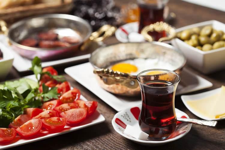 <p>"Uykudan uyandığımız zaman ılık bir bardak su içmemiz gerektiği gibi, orucumuzu da ılık suyla açmalıyız.</p>
<p> </p>