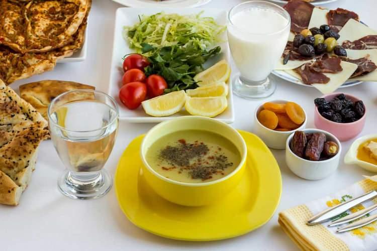 <p><span style="color:#800000"><strong> Çorba da sulu olduğu için rahatlıkla içilebilir. Ancak hazır çorbadan uzak durulmalı. Evde pişirilmiş tarhana, mercimek, ezogelin, yoğurt çorbası, her türlü sebze çorbası veya yuvalama gibi çorbalar olabilir. </strong></span></p>