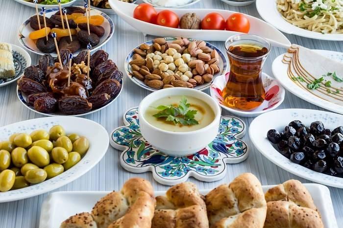 <p><span style="color:#4B0082"><strong>Zeytinyağlı, naneli bir kase cacık iç ferahlatır. Uzun süre boş kalan midemizi korumak için, suyun da çorbanın da ne çok sıcak ne de çok soğuk olmamasına dikkat etmeliyiz."</strong></span></p>
