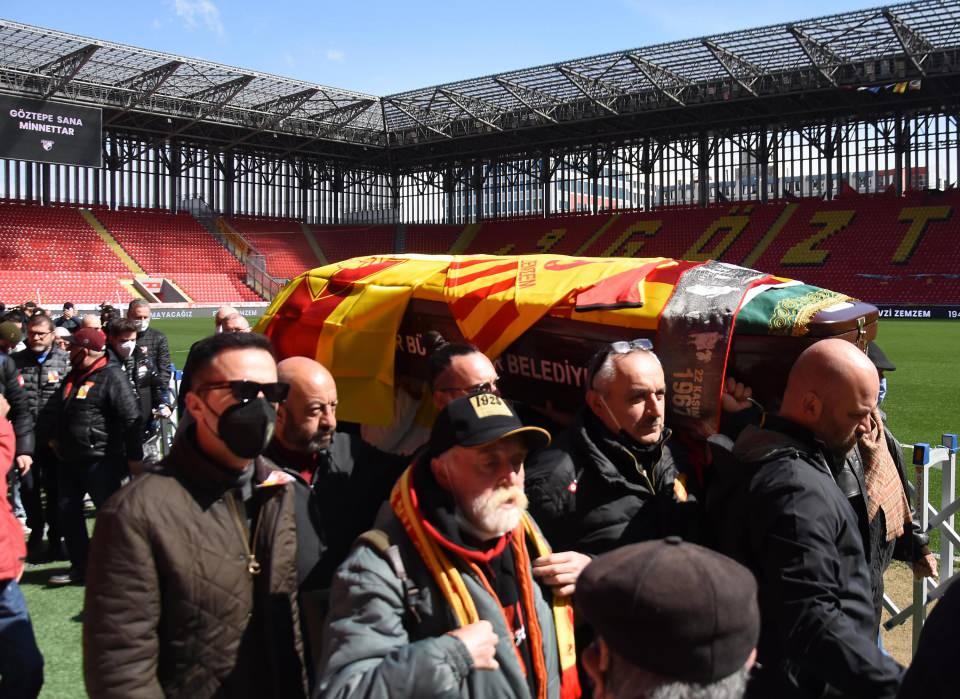 <p>Göztepe ve Türk futbolunun efsane isimlerinden, eski futbolcu ve teknik direktör Fevzi Zemzem son yolculuğuna uğurlandı. Dün 80 yaşında hayatını kaybeden Fevzi Zemzem için önce saat 11.30'da Gürsel Aksel Stadı'nda tören düzenlendi. </p>
