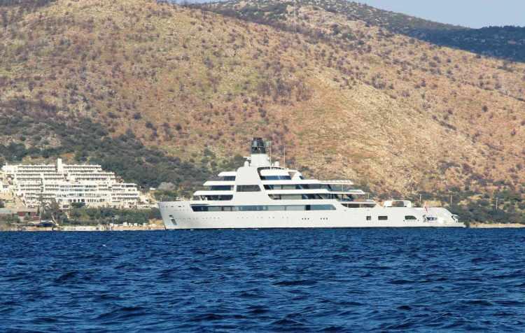 <p>Rusya-Ukrayna savaşı sonrasında İngiltere hükümeti tarafından el konulduğu açıklanan Rus iş adamı Roman Abramoviç'in 'My Solaris' isimli lüks yatı, Bodrum'a demir attı.</p>
