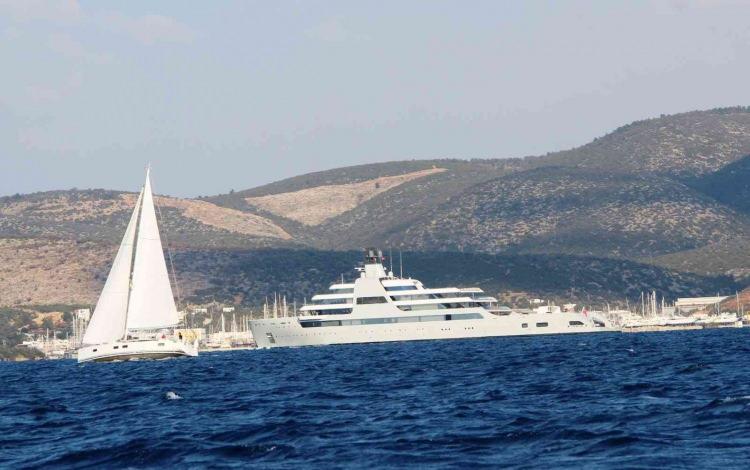 <p>Rus milyarder Roman Abramoviç'in Almanya'da tersanede inşa edilen Bermuda Adaları bayraklı 430 milyon sterlinlik ultralüks yatı 'My Solaris', öğlen saatlerinde Datça'nın Fener Adası açıklarına geldi.</p>
