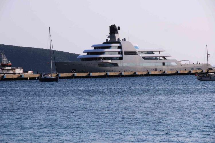 <p>Karadağ'ın Tivat Limanı'ndan hareket eden 139 metre boyunda ve 26 metre enindeki 11 bin 247 grostonluk yat, öğlen saatlerinde Datça açıklarına geldikten sonra seyrine devam ederek Bodrum gemi yanaşma iskelesine demir attı.</p>
