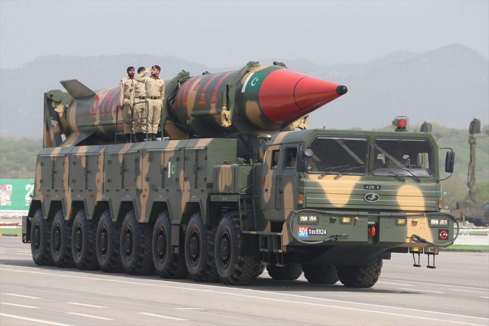 <p>Pakistan askerlerinin yürüdüğü törende tank, radar, hava savunma sistemi ve balistik füzeler sergilendi.</p>
<p> </p>