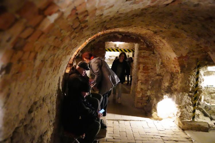 Siren sesini duyan Ukraynalılar, 400 yıllık sığınağa koştu