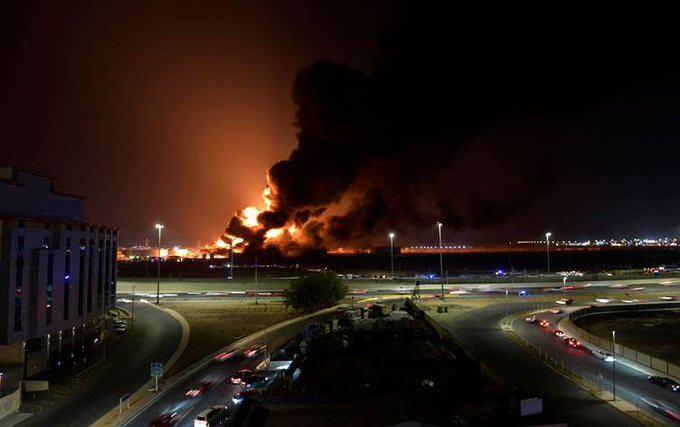 <p>Suudi Arabistan'ın Cidde kentindeki milli petrol şirketi Aramco tesislerinde dün Husilerin düzenlediği füzeli saldırının ardından çıkan yangını söndürme çalışmaları 24 saattir devam ediyor.</p>
