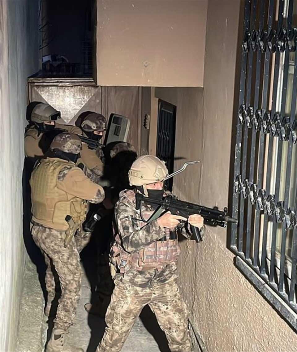 <p>İl Emniyet Müdürlüğü Terörle Mücadele Şube Müdürlüğü ekipleri, DEAŞ mensuplarının eylem ve faaliyetlerinin deşifre edilmesine, terör örgütü içerisinde faaliyet yürüten ve finansal destek sağlayan 14 şüphelinin yakalanmasına yönelik çalışma başlattı.</p>

<p> </p>

