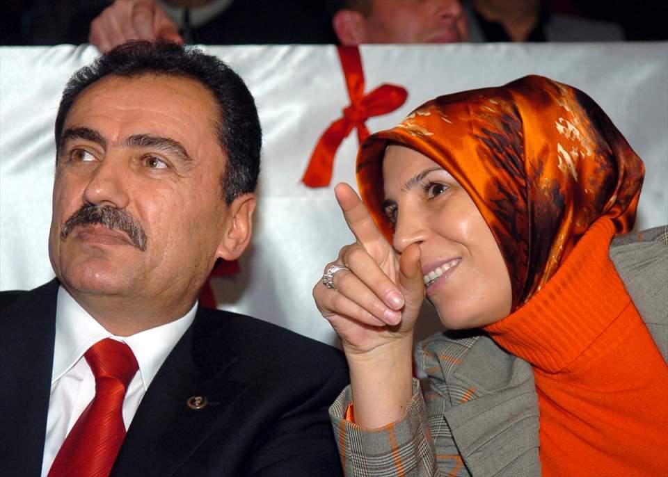 <p>Dönemin BBP Genel Başkanı Yazıcıoğlu ve eşi Gülefer Yazıcıoğlu, 3 Aralık 2006'da BBP Gençlik Şöleni'ne katılmıştı. (Arşiv)<br />
<br />
<em>Ölümünün ardından Muhsin Yazıcıoğlu'nun ismi, memleketi Sivas başta olmak üzere Anadolu'nun birçok şehri ile Pakistan gibi dost ve kardeş ülkelerde cami, cadde, park, okul ve vakıflara verilerek yaşatılıyor.</em></p>
<p> </p>