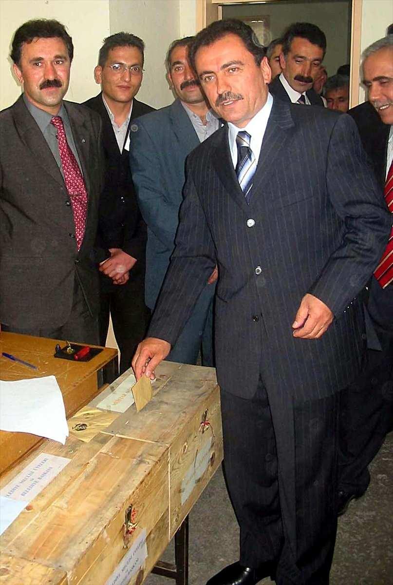 <p>Dönemin BBP Genel Başkanı Yazıcıoğlu, 28 Mart 2004'te Sivas'ta Mahalli İdareler Genel Seçimleri için oyunu kullanmıştı. (Arşiv)</p>