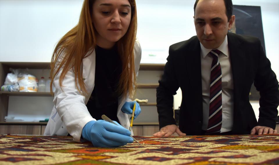 <p><strong>- "İznik ve Kütahya'daki antik kentler müzelerimize önemli eser sağlıyor"</strong></p>
<p>Sorumluluk alanındaki illerin önemli ve tarihsel birikimi olan kentler olduğuna değinen Bilmiş, konuşmasını şöyle sürdürdü:</p>
<p>"Bursa ve civarındaki iller, önemli tarihsel birikimi, arka planı, arkeolojik birikimi olan iller. Dolayısıyla yoğun bir laboratuvar faaliyetimiz var. </p>