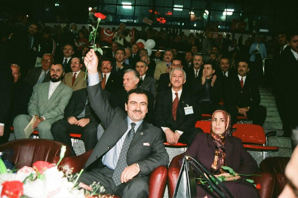 <p>8 Ekim 2000'de düzenlenen Büyük Birlik Partisi (BBP) 4. Olağan Büyük Kurultayı'nda Yazıcıoğlu (solda) Genel Başkanlığa yeniden seçilmişti. Kurultay'da Yazıcıoğlu'nun eşi Gülefer Yazıcıoğlu (sağda) da yer almıştı.<br />
<br />
<em>Dava sonunda herhangi bir ceza almayan Yazıcıoğlu, yaşadığı her türlü sıkıntıya rağmen milletini ve devletini bağlılığıyla dikkati çekti. Yazıcıoğlu, 1987'de yine milletine hizmet için siyasete kaldığı yerden devam etti, Milliyetçi Çalışma Partisinin (MÇP) Genel Sekreter Yardımcılığı görevine getirildi.</em></p>
<p> </p>
<p> </p>