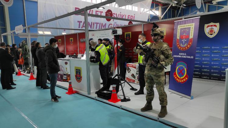 <p>Cumhurbaşkanlığı İletişim Başkanlığı koordinasyonunda, Devlet Teşvikleri Tanıtım Günleri ile hedefini seçmek, kariyerini planlamak veya girişimci olmak isteyen üniversite öğrencileriyle onlara hibe ve destek sağlayan kamu kurum ve kuruluşlarının temsilcileri bir araya getiriliyor.</p>
