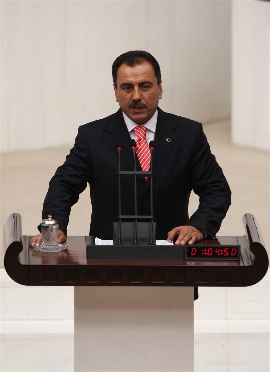 <p>ivas’tan Bağımsız Milletvekili seçilen BBP Eski Genel Başkanı Muhsin Yazıcıoğlu, 4 Ağustos 2007'de Meclis'te yemin etti. (Arşiv)</p>
<p><em><strong>İlk kez kiraladıkları helikopter düştü</strong></em></p>
<p><em>Muhsin Yazıcıoğlu, 2009'da zor şartlarda yerel seçimler için ilk kez helikopter kiralayarak mitinge katıldı ve tüm imkansızlıklara rağmen seçimler için iddialıydı.</em></p>
<p> </p>