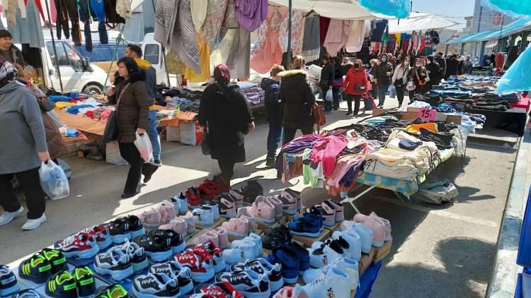 <p>Tahsin Günaydın ise, “Bulgarlar genellikle sınıra yakın yerlere gidiyorlar. Kırklareli’ne gidiyorlar, Edirne’ye gidiyorlar. Tekirdağ’a gelseler, tabi ki Tekirdağ esnafı için daha güzel olur. En azından Trakya Bölgesinde pazar genelinde esnaflar iş yapar. Edirne’ye nasıl Bulgarlar geliyor, Edirne esnafı nasıl memnun kalıyorsa, Tekirdağ esnafı da bundan faydalansın. Gelmelerini isteriz. Ekonomiye katkıları olur. Esnaf da en azından iş yapar sevinirler. Gelmelerini istiyoruz” diye konuştu.</p>
