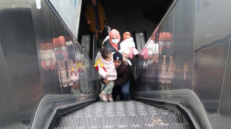 <p>Taksim’de, metro ve otobüse giden yürüyen merdivenler herhangi bir arıza levhası olmamasına rağmen çalışmazken, özellikle yaşlı, çocuklu ve engelli vatandaşlar zor anlar yaşadı.</p>
