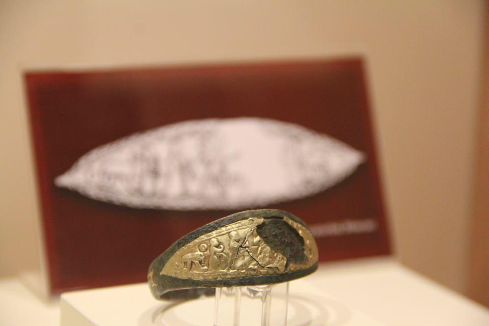 <p> Envantere kaydı yapılan bilezik, müze koleksiyonuna alındı. Bronz, nikel, gümüş ve altın gibi değerli madenlerden yapılmış tasvirli bilezik, Hitit takı sanatının önemli bir örneğinin de ortaya çıkmasını sağladı.</p>
