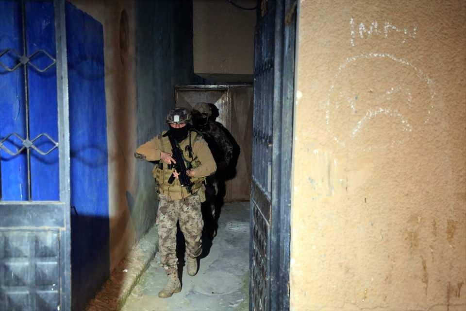 <p>Düzenlenen şafak operasyonunda belirlenen adreslere eş zamanlı baskın yapıldı.</p>

<p> </p>
