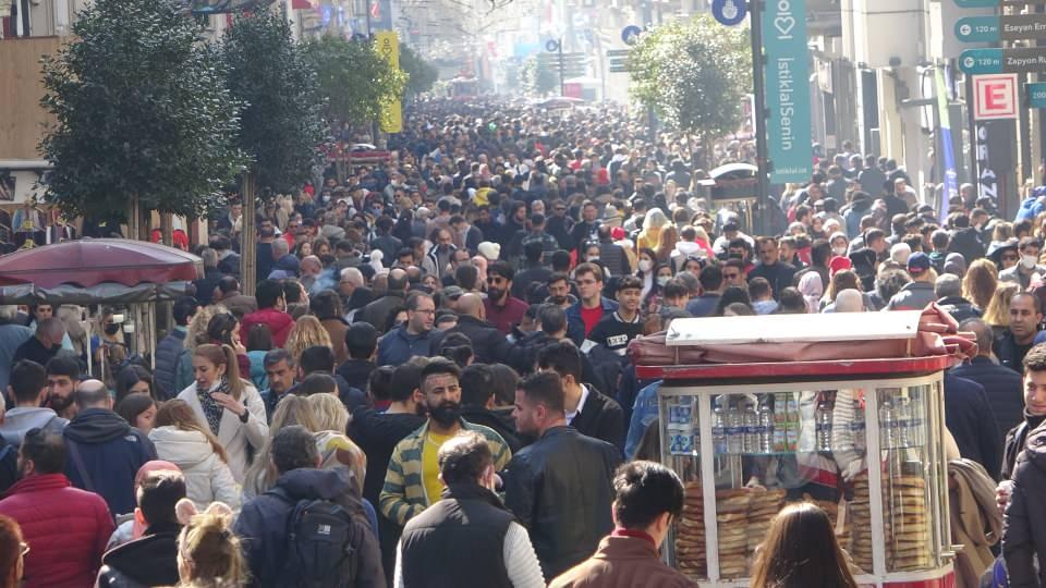 <p>Havanın güneşli olmasını fırsat bilen yerli ve yabancı turistler pazar tatilini Taksim’de geçirdi. Vatandaşların akın ettiği İstiklal Caddesi’ni boydan boya gidip gelen Nostaljik Tramvay kalabalıktan dolayı hareket etmekte güçlük çekti. </p>
