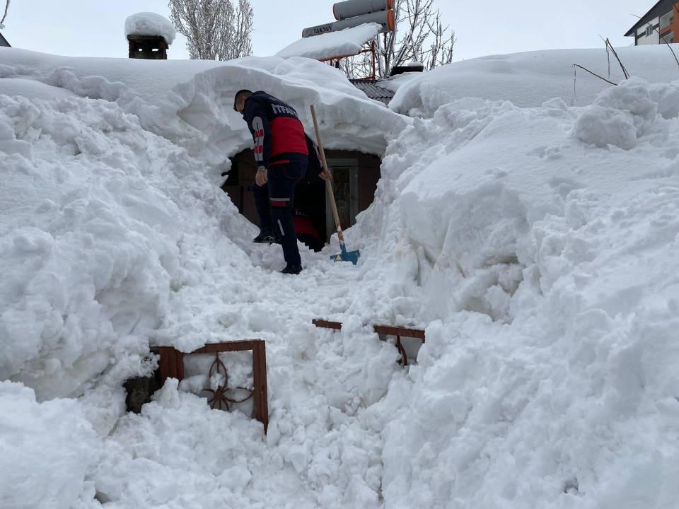 <p>Bitlis’te tek katlı evin çatısındaki karların aşağı inmesinden dolayı içeride mahsur kalan aileyi itfaiye ekipleri kurtardı.</p>
