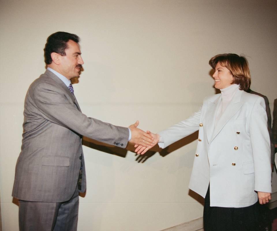 <p> Dönemin Doğru Yol Partisi (DYP) Genel Başkanı Tansu Çiller (sağda), 2 Mart 1998'de Büyük Birlik Partisi (BBP) Genel Başkanı Yazıcıoğlu'nu (solda) ziyaret ederek erken seçim konusunda destek istemişti. (Arşiv)<br />
<br />
<em>Yoluna 1978'de Ülkücü Gençlik Derneğinin Kurucu Genel Başkanı olarak devam eden Muhsin Yazıcıoğlu, 1980'de Genel Başkan Müşaviri olarak MHP'de görev aldı.</em></p>
<p> </p>