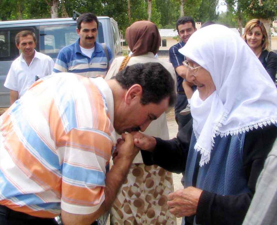 <p>Dönemin BBP Genel Başkanı Yazıcıoğlu, 5 Ağustos 2005'te Şarkışla ilçesinde annesi Fidan Yazıcıoğlunu ziyaret etmişti. (Arşiv)<br />
<br />
<em>Mamak zindanlarının en acımasız döneminde bile bu acıdan bir mefkure oluşturan, umudunu kaybetmeyen Yazıcıoğlu'nun "Gül, gül ki gül yüzünde binlerce güller açsın / Gül bahçesi gül yüzünden sevgi topla demet demet / Sevgide güller açsın, güller sevgi dağıtsın / Sevgiyle bakıyor gül gibi görüyorsan sen bahtiyarsın..." şiiri hafızalarda yerini koruyor.</em></p>
<p> </p>