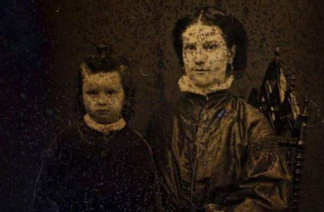 <p>Diğer taraftan Evans, fotoğrafların bu kadar iyi korunmasının bir nedeninin o zamanki fotoğrafçılık yöntemleri nedeniyle, bir kasada sulu ortamdan kapatılmış olmaları olduğunu söyledi. Bunlar, deri kaplı ahşap da dahil olmak üzere çeşitli kaliteli malzemelerden üretilmişti. Okyanusun dibindeki sert tuzlu ve yüksek basınçlı bir ortam olsa da, fotoğrafları koruyan bir diğer faktör de Atlantik sularının serinliğiydi. Öte yandan, talihsiz gemiyi 2. kategori bir kasırganın batırdığına inanılıyor. Yaklaşık 150 kişi kurtarıldı, ancak kaptan da dahil olmak üzere 425 kişi gemiyle birlikte battı.</p>
