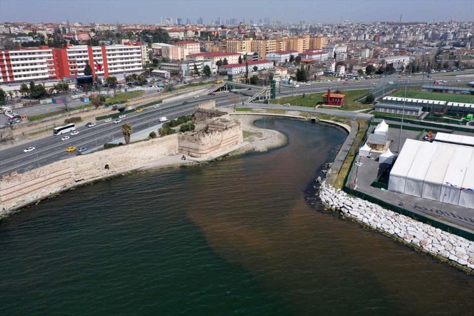 <p>Fatih ilçesinde yer alan Samatya sahilindeki kirlilik, çevre sakinleri ile vatandaşları rahatsız ediyor.</p>

<p> </p>
