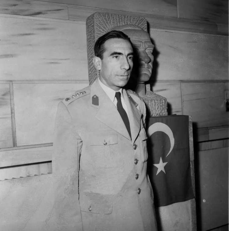 <p>Milli Birlik Komitesi üyesi, Başbakanlık Müsteşarı Albay Alparslan Türkeş, 27 Mayıs 1960'da.</p>
