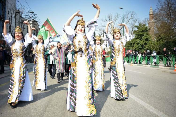 <p>Uluslararası Türk Kültürü Teşkilatı (<strong>TÜRKSOY</strong>) tarafından 2022 Türk Dünyası Kültür Başkenti ilan edilen Bursa'da yıl boyu sürecek etkinlikler kortej yürüyüşü ile başladı. </p>

