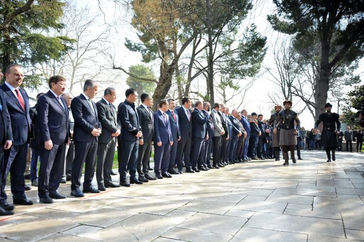 <p> İlk olarak Osman Gazi ve Orhan Gazi Türbelerinin bulunduğu alandaki Alplerin nöbet değişimine Azerbaycan Cumhuriyeti Kültür Bakanı Anar Karimov, Kazakistan Cumhuriyeti Kültür ve Spor Bakan Yardımcısı Nurkissa Dauyeshov, </p>