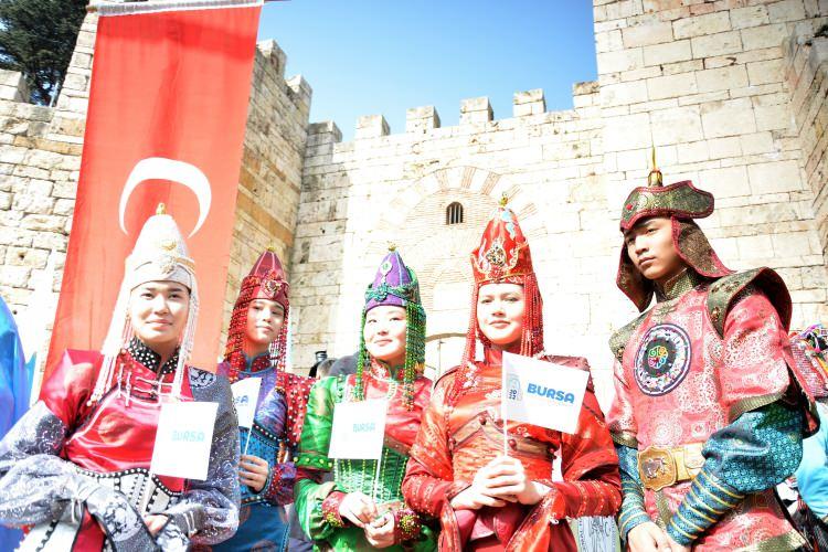<p> Türk Kültür ve Miras Vakfı Başkanı Günay Efendiyeva, Macaristan’ın İstanbul Başkonsolosu Lszl Kelle, Bursa Valisi Yakup Canbolat, Bursa Büyükşehir Belediye Başkanı Alinur Aktaş, çok sayıda davetli ve vatandaşlar izledi.</p>