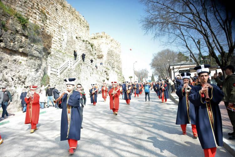 <p>Ardından Saltanat Kapı’dan başlayacak yürüyüş, Atatürk Caddesi, İnönü Caddesi ve Cumhuriyet Caddesi güzergahını takip etti. Türk dünyasının renklerini, folklorunu, giyim kuşamını ve müzik kültürünü yaşatan ülkeler, renkli görüntülere sahne oldu.</p>
