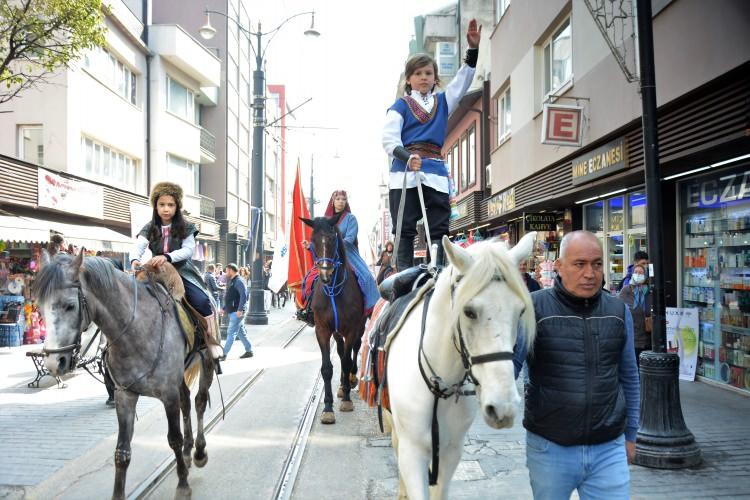 <p>İnşallah alnımızın akıyla yıl sonunda da kardeş şehrimiz Azerbaycan’ın Şuşa şehrine kültür başkentliğini devretmiş olacağız” şeklinde konuştu.</p>