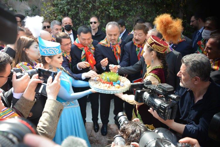 <p>Nevruzun baharı, yaşama sevincini, arınmayı, yenilenmeyi simgelediğini dile getiren Ersoy, "Türk Dünyası Kültür Başkenti Açılış Törenlerini tam da dostluk, kardeşlik, barış ve hoşgörüyü anlamlandıran bugünlerde gerçekleştirmenin, ortak değerlerimize sahip çıkmanın önemli bir adımı olduğuna inanıyorum. </p>